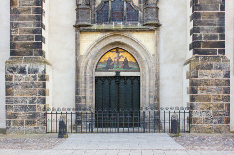 Hier an der Schlosskirche zu Wittenberg soll Martin Luther seine Thesen angeschlagen haben. Die Original-Tür wurde 1760 bei einem Brand zerstört.