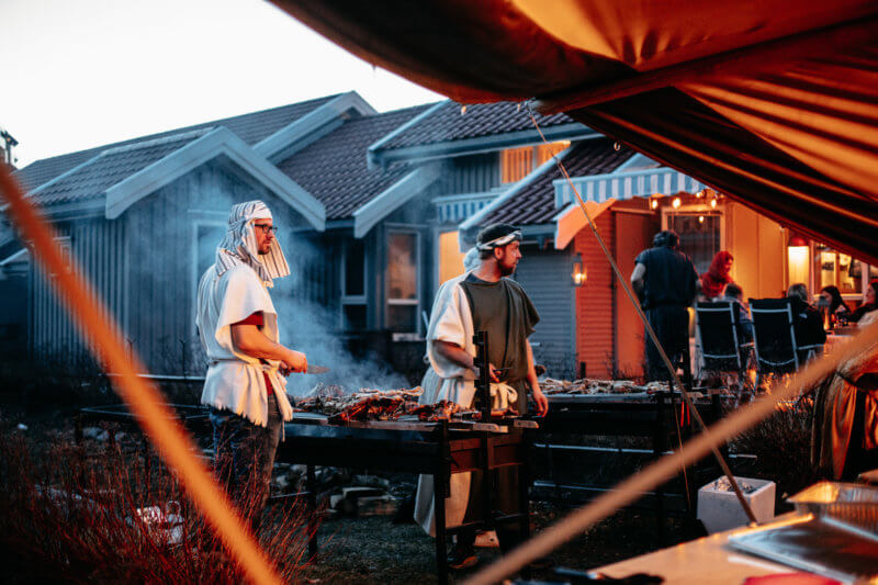 Überall sind Grillstationen, an denen das traditionelle Osterlamm gegrillt wird. Foto: BUK