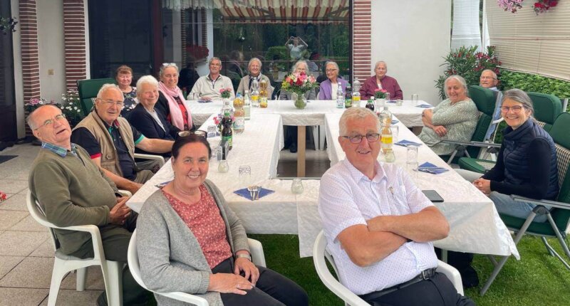 Die Senioren der DCG Hamburg sitzen in einer gemeinschaftlichen Runde.