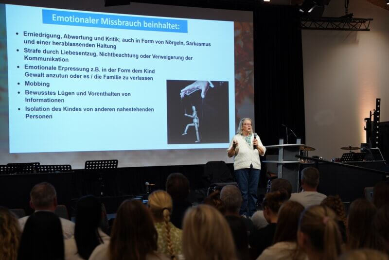 Johanna Wachter stellt das Präventionsprogramm vor.