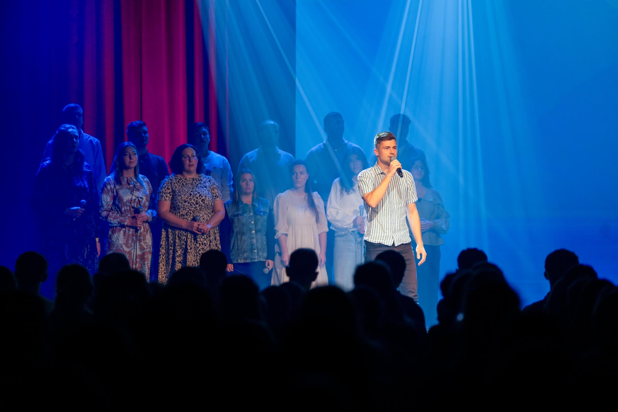 Liedbeitrag von Chor mit Solosänger im Gottesdienst an der Jugendkonferenz. Foto: DCG Deutschland