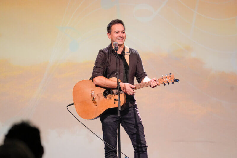 Jochen Bahmüller von der DCG Dürrmenz mit Gitarre. Foto: DCG Deutschland